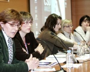 La alcaldesa de Avil&eacute;s Pilar Varela, primera por la izquierda, junto a la concejala de La Mujer Paula Bartolom&eacute; y tres de las cuatro ponentes que participaron