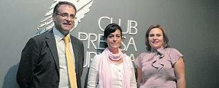 De izquierda a derecha, Juan Faustino González, Pilar Cano y Paz Álvarez. jesús farpón